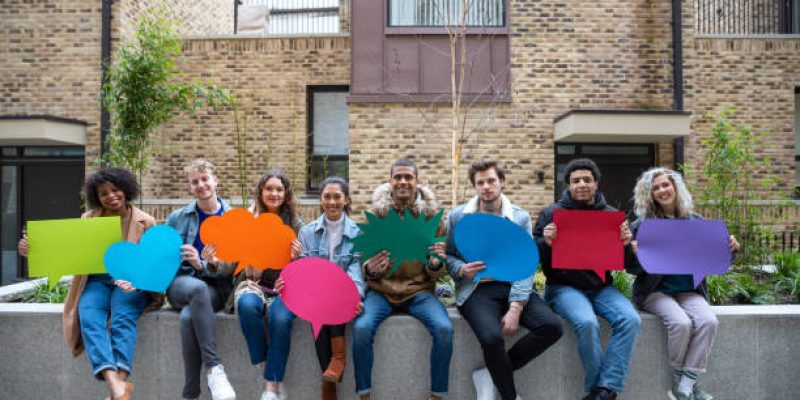 Mixed ground of people with speech bubbles